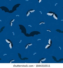 Dunkelblaues, nahtloses Muster mit fliegenden Fledermäusen und Motten. Handgezeichnete Insekten am abendlichen Himmel. Kleine Schmetterlinge und Flittermaus. 