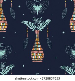 Padrão sem emenda boêmio escuro com vasos de mosaico, folhas de samambaia, mariposas, penas e símbolos da lua no fundo escuro. Ideal para têxteis, papel de parede, papel de embrulho e design de superfície.