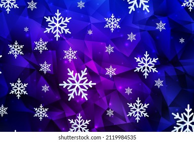 Púrpura oscuro, textura vector rosada con copos de nieve de color, estrellas. Ilustración colorida brillante con formas de nieve gradiente. Diseño de afiches y pancartas de Año Nuevo.
