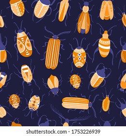 Patrón oscuro sin fisuras con escarabajos coloridos amarillos y naranjas. Colección de doodles de bugs de corte con elementos decorativos. Fondo negro.  Criaturas de insectos al estilo de los niños.