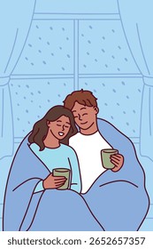 Casal de pele escura senta-se dentro de casa sob cobertor quente na noite de Natal neve abraçando e segurando bebidas quentes em atmosfera amorosa pacífica
