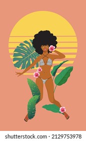 Chica de piel oscura en bikini de leopardo con hojas y flores tropicales.