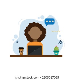 una chica de piel oscura está sentada en una computadora en casa. independiente con una taza de café. es acogedor trabajar. multitarea...
