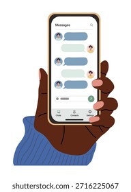 Dunkelhäutige Hand, die ein Smartphone mit einer sauberen Messaging-App-Schnittstelle und bunten Chatblasen hält. Moderne flache Abbildung einzeln auf weißem Hintergrund