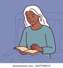 Mulher idosa de pele escura com cabelo branco lê livro pacificamente na cama durante a rotina noturna calma e relaxante