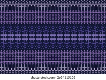 Padrão de tecido de pixel sem costura em tons escuros apresenta motivos de lavanda e violeta inspirados em tecelagens tribais. A repetição horizontal cria uma estrutura têxtil harmoniosa e em camadas.