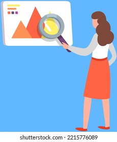Análisis de datos, exploración de información. La mujer analiza el diagrama bajo lupa. Señora mirando el gráfico estadístico, datos web, gráfico con magnifyer. Estadísticas, análisis de indicadores financieros
