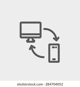 Datenübertragung von Laptop zu Smartphone Symbol dünne Linie für Web und mobile, moderne minimalistische flache Design. Vektorgrafik, dunkelgraues Symbol auf hellgrauem Hintergrund.