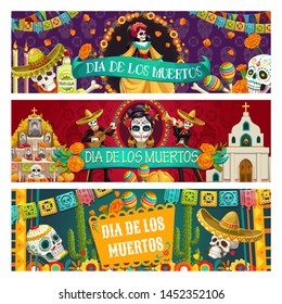 Día de Muertos o Día de los Muertos carteles de celebración de los símbolos tradicionales. Cabeza vectora con cráneo de calavera, altar con fotos y banderas de papel picado, esqueleto tocando guitarra