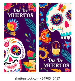 Día de los muertos Anuncios de vacaciones mexicanos día de los muertos. Calavera azucares calaveras, velas y flores tropicales. Tarjetas de Vertical de Vector con cabezas de calaca y flores de alebrije coloridas tradicionales