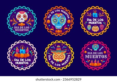 Etiquetas del Día de los Muertos en las fiestas mexicanas, etiquetas del círculo de Dia De Los Muertos. Calaveras de caricatura de azúcar, velas y flores de oro vectan insignias redondas con un patrón étnico floral, se emiten carteles de Halloween en México