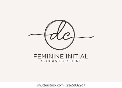 Logo de escritura a mano de DC con el logotipo del vector de plantilla de círculo de la firma inicial, boda, moda, floral y botánica con plantilla creativa.