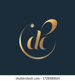 logotipo en monograma de DC.Icono tipográfico con letra caligráfica d y letra c. Icono de letra. Las iniciales de los alfabetos están aisladas en el fondo oscuro.Caracteres de lujo de color dorado seña elegante estilo firma.