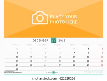  Diciembre de 2018. Calendario mensual mural para el año 2018. Plantilla de impresión de diseño vectorial con lugar para foto. La semana empieza el lunes. Orientación horizontal