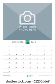 Diciembre de 2018. Calendario mensual mural para el año 2018. Plantilla de impresión de diseño vectorial con lugar para foto. La semana empieza el lunes. Orientación vertical