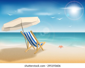 Liegestühle unter einem Regenschirm am Sandstrand unter der hellen Sonne.