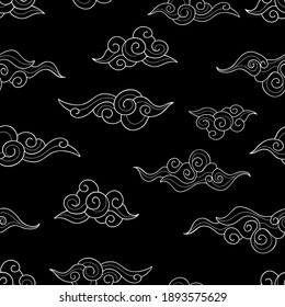 Nubes blancas de decoración asiática sobre un fondo negro. Patrón de doodle natural sin foco. Adecuado para embalaje, textil, papel pintado.