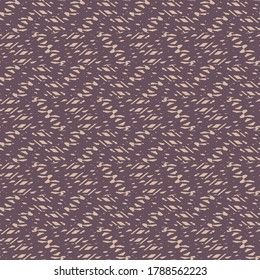 Diseño decorativo compuesto por elementos geométricos borrosos, con contornos rotos. Alfombra de lana o yute con un patrón de franjas dentadas o cortas. Gráficos en tonos morados.