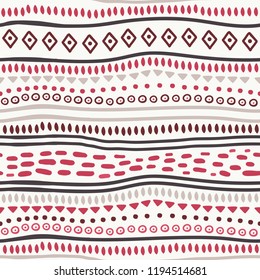  Patrón étnico decorativo con rayas. Abstractas patrón étnico dibujado a mano. Trazos, triángulos y rayas. Adorno sin costuras para una variedad de superficies decorativas. 