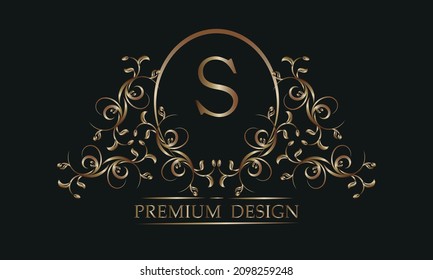 Patrón floral decorativo con una letra en el centro de S. Marco elegante de bronce sobre un fondo negro. Monograma exclusivo, elemento de diseño de signos de negocio, identidad para hotel, restaurante, joyería