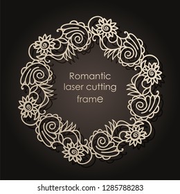 Marco decorativo para corte láser. Elegante elemento para el diseño en estilo oriental, lugar para el texto. Tejido de oro de flores. Ilustración de encaje para invitaciones y tarjetas de felicitación. Vector.