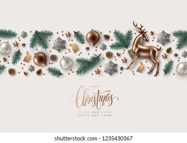 Borda horizontal decorativa feita de ornamentos de Natal, ramos de pinheiro, flocos de neve, biscoitos e rena de vidro dourado. Lay plano, vista de cima.