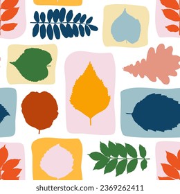 Dekoratives Muster mit farbigen Blöcken und Herbstblättern. Vektorgrafik.