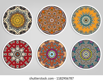 Conjunto de adornos redondos decorativos, Elementos aislados. Mandala colorido, flor estilizada. Patrones geométricos Abstractas del doodle para la decoración de la placa, impresión de la tela, diseño de la tarjeta de visita o de felicitación