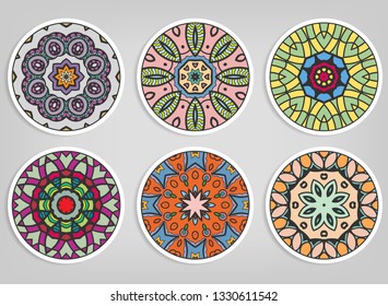 Dekorative runde Ornamente gesetzt, einzelne Elemente. Buntes Mandala, stilisierte Blume. Abstrakte geometrische Doodle-Muster für Plattendekoration, Stoffdruck, Geschäfts- oder Grußkartendesign