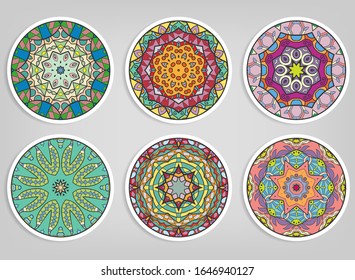 Decorativos adornos redondos, elementos aislados. Mandala colorida, flor estilizada. Patrones geométricos abstractos de doodle para la decoración de placas, impresión de tela, diseño de negocios o de tarjetas de felicitación