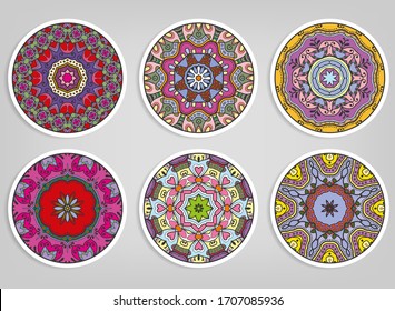 Decorativos adornos redondos, elementos aislados. Mandala colorida, flor estilizada. Patrones geométricos abstractos de doodle para la decoración de placas, impresión de tela, diseño de negocios o de tarjetas de felicitación