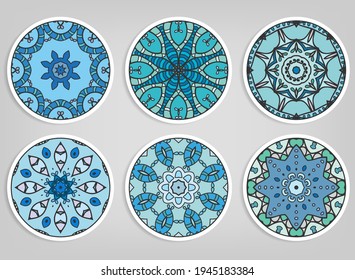Los adornos redondos decorativos son elementos aislados. Mandala colorida, flor estilizada. Resumen de patrones geométricos de doodle para la decoración de placas, impresión de tela, diseño de negocios o tarjetas de felicitación