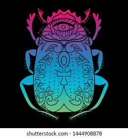 Scarab decorativo con cruz egipcia y todos viendo los ojos en colores fríos tendencia. Gradiente rosa, violeta y azul amarillo anaranjado. Aislado sobre fondo negro. Logo o tatuaje egipcio. Tarjeta religiosa.