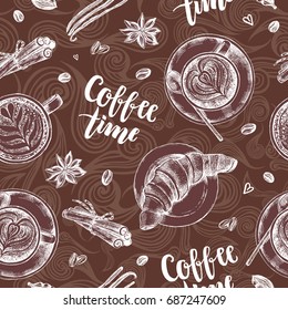 Decorativo patrón sin fisuras con tazas de capuchino, especias y cruasanes dibujados a mano. Textura de elementos de café con letras de estilo caligrafía de pincel. Ilustración vectorial.