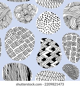 Dekoratives, nahtloses Muster mit Formen mit handgezeichneten Ornamenten. Vektorgrafik. 