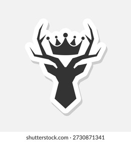 Etiqueta engomada del icono de la corona de la cabeza del cuerno de venado aislado en fondo gris