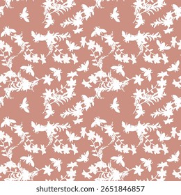 Motif floral délicat et d'abeille sur fond rose poussiéreux