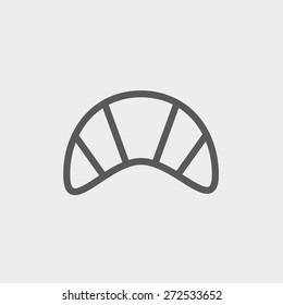 Deliciosa línea delgada de icono de croissant horneado para diseño web y móvil, minimalista moderno y plano.  Icono vector de gris oscuro sobre fondo gris claro.