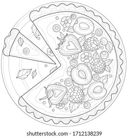 Deliciosa tarta con fresas, frambuesas, menta, arándanos y albaricoques. Sabrosos dulces. Colores antiestrés para niños y adultos. Estilo zen-enmarañado.Dibujo en blanco y negro