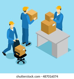 Hombres de entrega en el diseño isométrico de la oficina con cargadores y cajas de cartón en la ilustración de los vectores de mesa y silla 