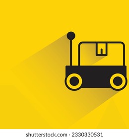 robot de entrega con sombra sobre fondo amarillo