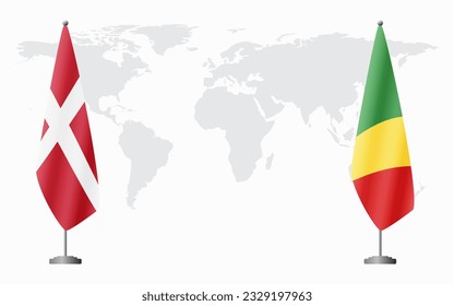 Banderas de Dinamarca y Brazzaville del Congo para una reunión oficial contra el fondo del mapa mundial.