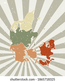 Mapa vintage de Dinamarca. Afiche unge con mapa del país en paleta de color retro. Forma de Dinamarca con fondo de rayos solares. Ilustración vectorial.
