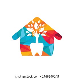 Plantilla de logotipo vectorial de cuidado dental. Dientes y árbol de mano con diseño de iconos domésticos.	