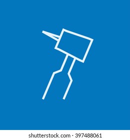 Icono de línea de taladro dental.