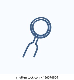 Icono de esbozo del vector de espejo dental aislado en el fondo. Icono de espejo dental dibujado a mano. Icono de esbozo de espejo dental para infografía, sitio web o aplicación.