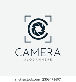 diseñar un monograma C inteligente y minimalista con un logotipo de cámara adecuado para su compañía de marca