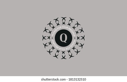 Diseño de un monograma redondo creativo con la letra del alfabeto Q. Logo abstracto de un restaurante, hotel, negocios. Se puede usar para invitaciones, folletos, postales.