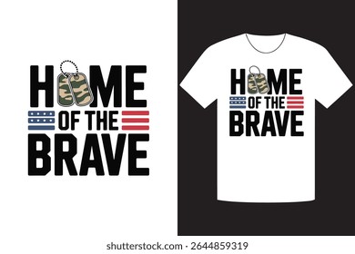 Design que retrata Home of the Brave com etiquetas de camuflagem para cães, flanqueado por listras azuis e vermelhas, é exibido em uma camiseta branca de manga curta mockup, mostrando a frente.