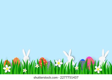Diseño con huevos de Pascua y conejillos escondidos en el césped. Fondo de vacaciones con decoración de corte de papel. Ilustración del vector
